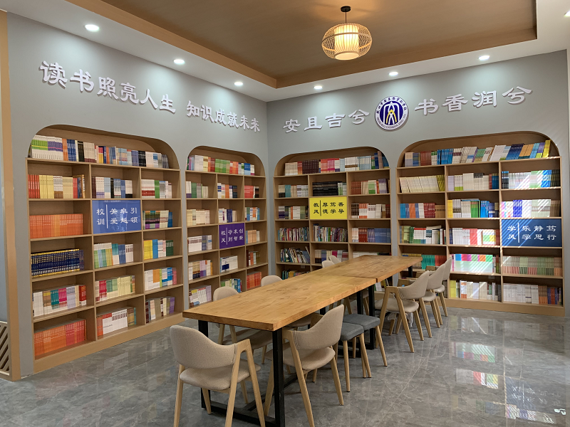 阿克苏XX中学图书馆